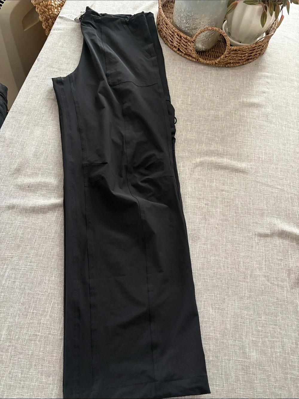 ALO Yoga Black low rise mega star cargo pants.